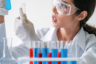 科學家與DNA 女科研者在媒體屏幕前的生物科技探索者之歌